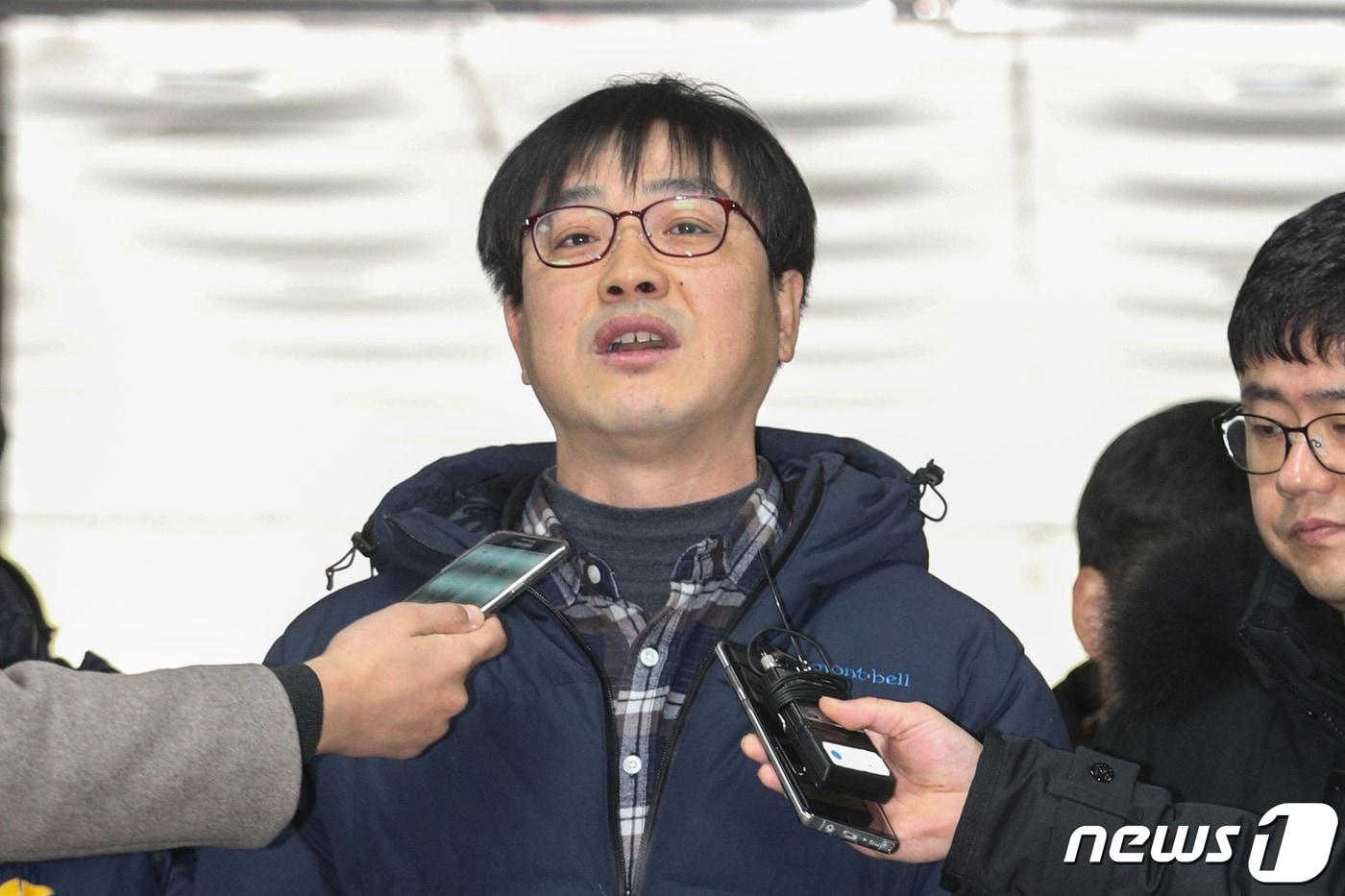 김수억 금속노조 기아차 비정규직 지회장이 21일 오후 서울 서초구 서울중앙지법에서 열린 구속 전 피의자 심문을 받기 위해 법원으로 들어서던 중 취재진들의 질문에 답하고 있다. 김 지회장은 청와대 앞 기습시위 등 혐의로 구속영장이 청구됐다. 2019.1.21/뉴스1 ⓒ News1 성동훈 기자