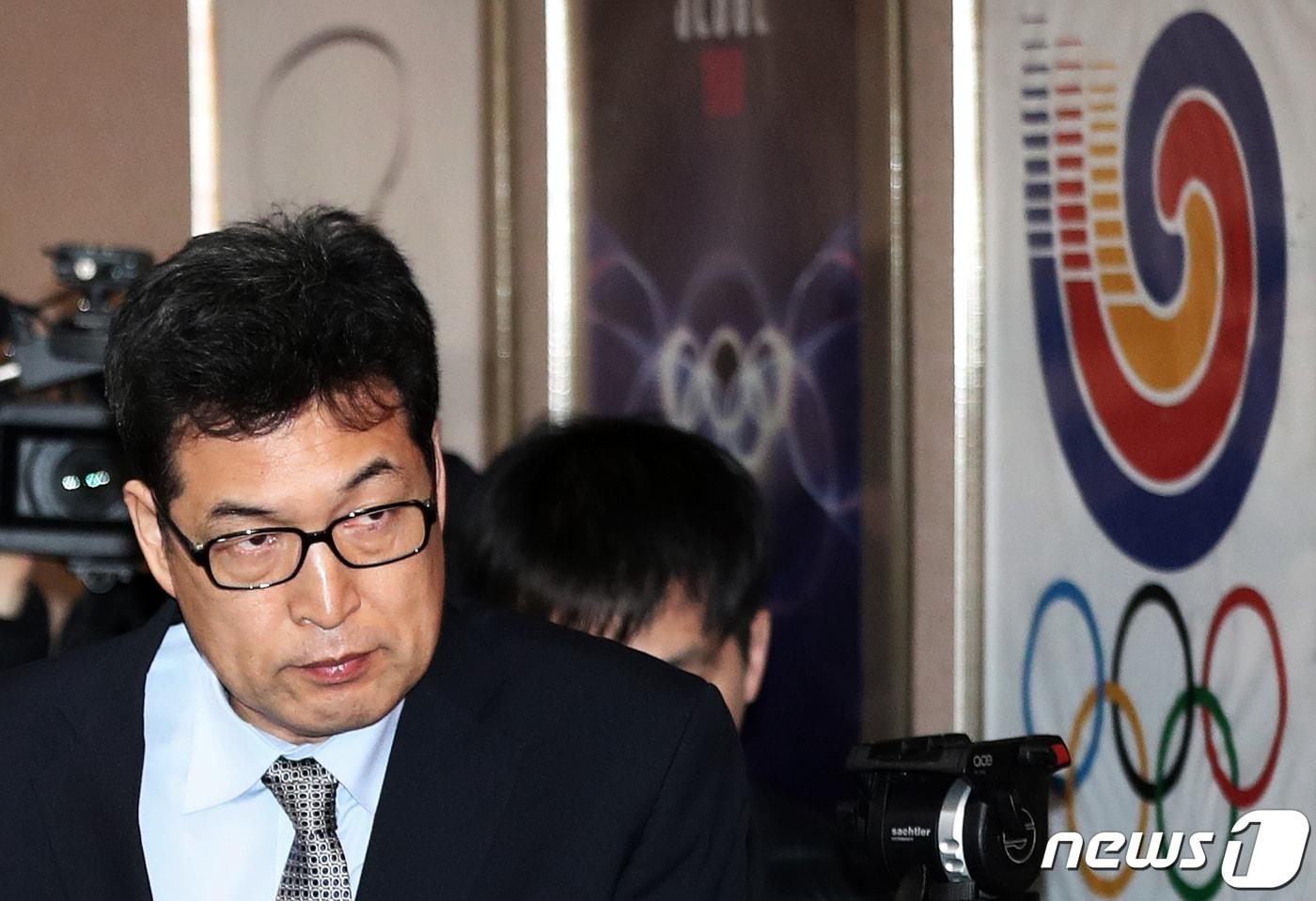 전명규 빙상연맹 전 부회장(한국체대 교수)이 지난 1월서울 송파구 올림픽파크텔에서 열린 빙상계 성폭력 은폐 의혹과 관련한 기자회견에 참석하고 있는 모습(뉴스1 DB) ⓒ News1 오대일 기자