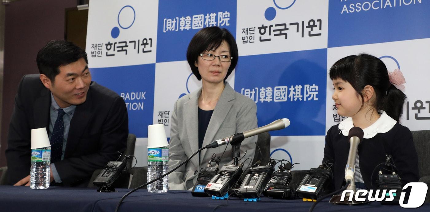 일본 바둑 프로기사 나카무라 스미레 초단이 22일 오전 서울 성동구 한국기원에서 기자회견을 앞두고 한종진 9단과 대화하고 있다 .  2019.1.22/뉴스1 ⓒ News1 황기선 기자