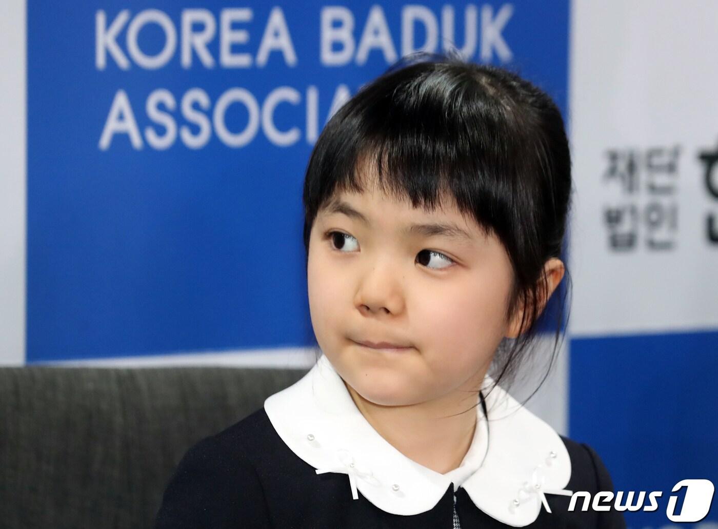 본문 이미지 - 일본 바둑 프로기사 나카무라 스미레 초단이 서울 성동구 한국기원에서 기자회견을 하고 있다.  스미레 초단은 지난 1월 일본 바둑 역사상 최연소인 만 10세 30일의 나이에 '영재 특별채용 추천기사'로 입단이 결정돼 4월 1일부터 일본기원 관서총본부 소속 전문기사로 활동하고 있다. 2019.1.22/뉴스1 ⓒ News1 황기선 기자