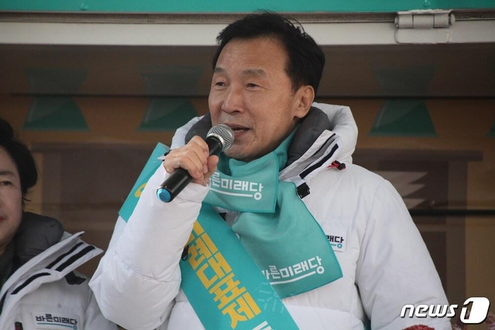 본문 이미지 - 22일 대전을 찾은 손학규 바른미래당 대표가 시민들에게 연동형비례대표제 도입에 대한 당위성을 설명하고 있다.ⓒ 뉴스1