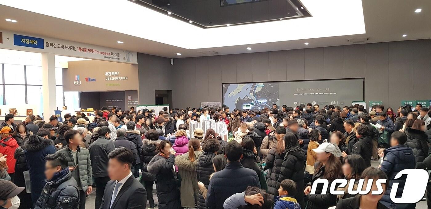 본문 이미지 - 지난 주말 문을 연 춘천 센트럴파크 푸르지오 모델하우스. 총 2만9000여명이 방문한 것으로 집계했다.ⓒ 뉴스1