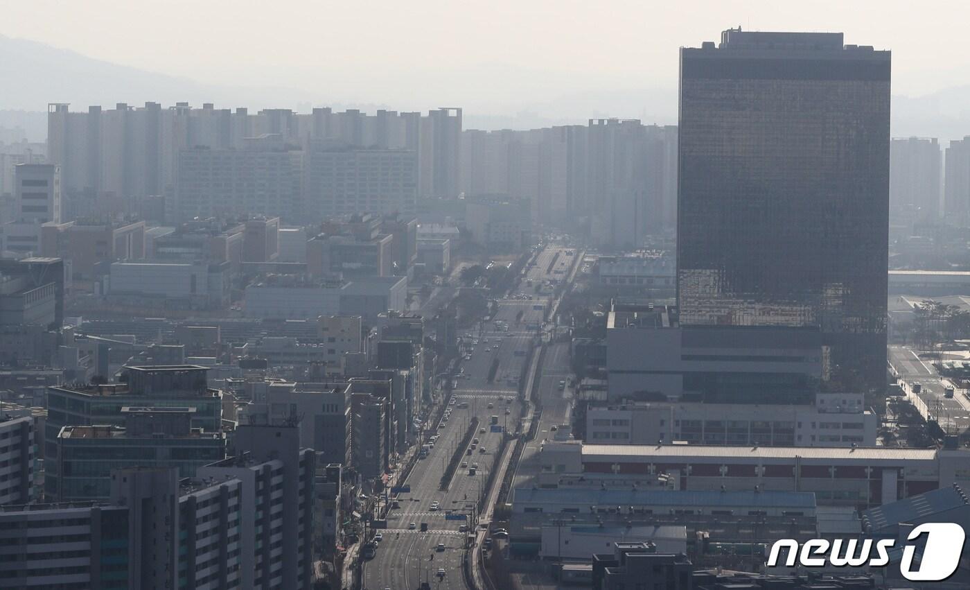 수도권 지역이 미세먼지 ‘나쁨’ 수준을 보인 22일 경기도 수원시내 일대가 미세먼지로 덮여 뿌옇게 보이고 있다. 2019.1.22/뉴스1 ⓒ News1 조태형 기자