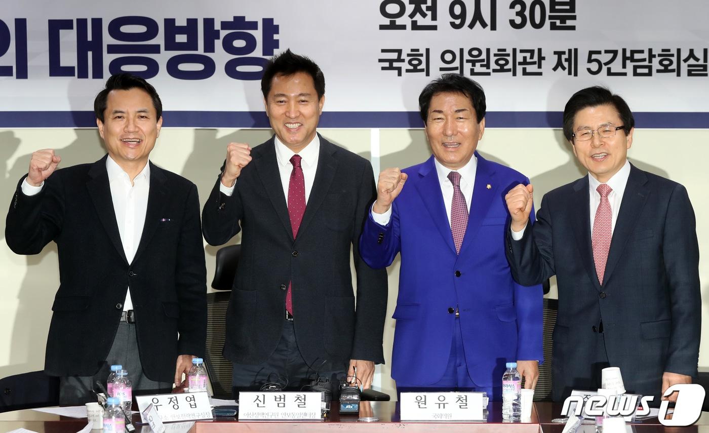 본문 이미지 - 자유한국당 당권 도전에 나선 김진태 자유한국당 의원(왼쪽부터), 오세훈 국가미래비전특별위원장, 안상수 의원, 황교안 전 국무총리가 지난 23일 서울 여의도 국회의원회관에서 열린 북핵 의원모임 세미나 '북미 핵협상 전망과 한국의 대응방향'에 참석해 파이팅을 외치고 있다. 2019.1.23/뉴스1 ⓒ News1 민경석 기자