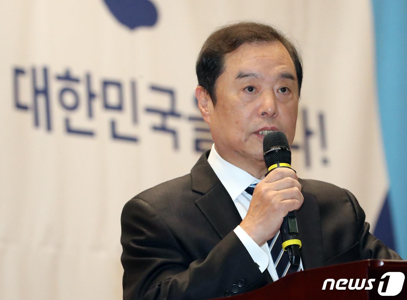 본문 이미지 - 김병준 자유한국당 비상대책위원장이 23일 서울 여의도 국회 의원회관에서 열린 제12회 대학생 리더십 아카데미에 참석해 축사를 하고 있다. 김 위원장은 조만간 비대위원장직을 사퇴한 뒤 당 대표 선거에 도전할 것으로 알려졌다.2019.1.23/뉴스1 ⓒ News1 이종덕 기자