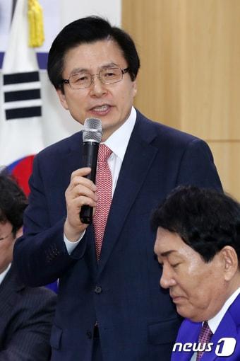 본문 이미지 - 자유한국당 당권 도전에 나선 황교안 전 국무총리가 23일 서울 여의도 국회의원회관에서 열린 북핵 의원모임 세미나 '북미 핵협상 전망과 한국의 대응방향'에 참석해 인사말을 하고 있다. 2019.1.23/뉴스1 ⓒ News1 민경석 기자