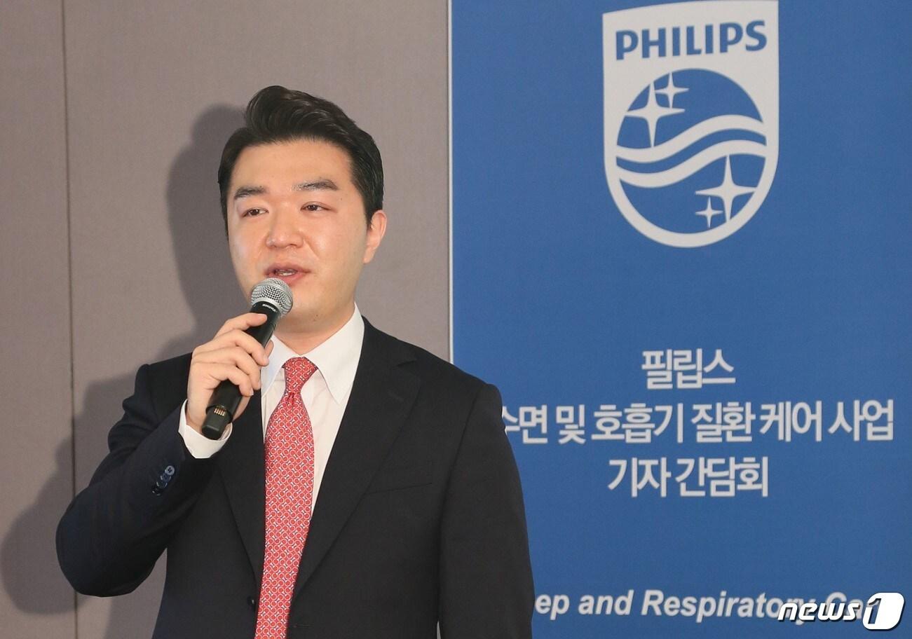 본문 이미지 - 줄리안 조(사진) 필립스 수면및호흡기케어(SRC)사업 담당 제너럴매니저는 23일 서울 플라자호텔에서 열린 기자간담회에서 수면무호흡증 치료기 렌탈사업을 강화하겠다고 밝혔다.ⓒ 뉴스1