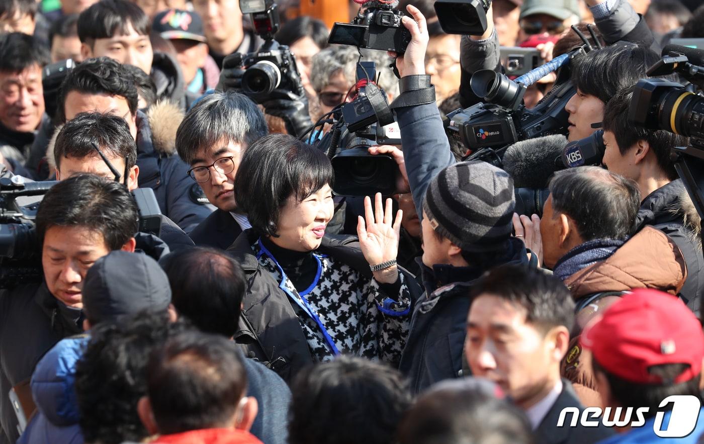 본문 이미지 - 목포 근대역사문화공간 내 부동산 투기 의혹을 받는 무소속 손혜원 의원이 23일 오후 목포 투기 의혹 일대에서 의혹을 해명하는 기자회견장으로 향하고 있다. 2019.1.23/뉴스1 ⓒ News1 황희규 기자