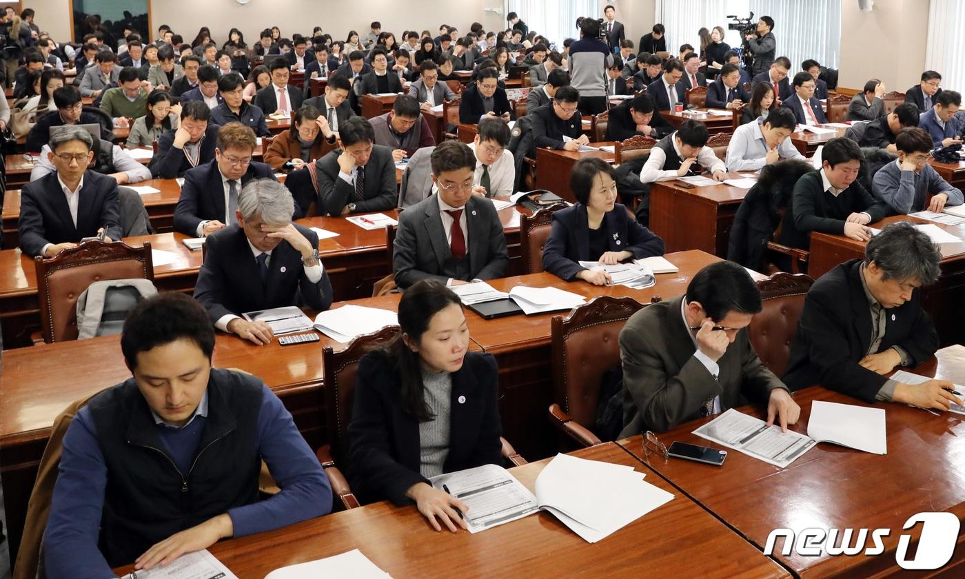 본문 이미지 - 23일 서울 여의도 금융감독원에서 열린 인터넷전문은행 인가심사 설명회에서 참석자들이 김병칠 금감원 은행촐괄팀장의 설명을 듣고 있다.2019.1.23/뉴스1 ⓒ News1 이종덕 기자