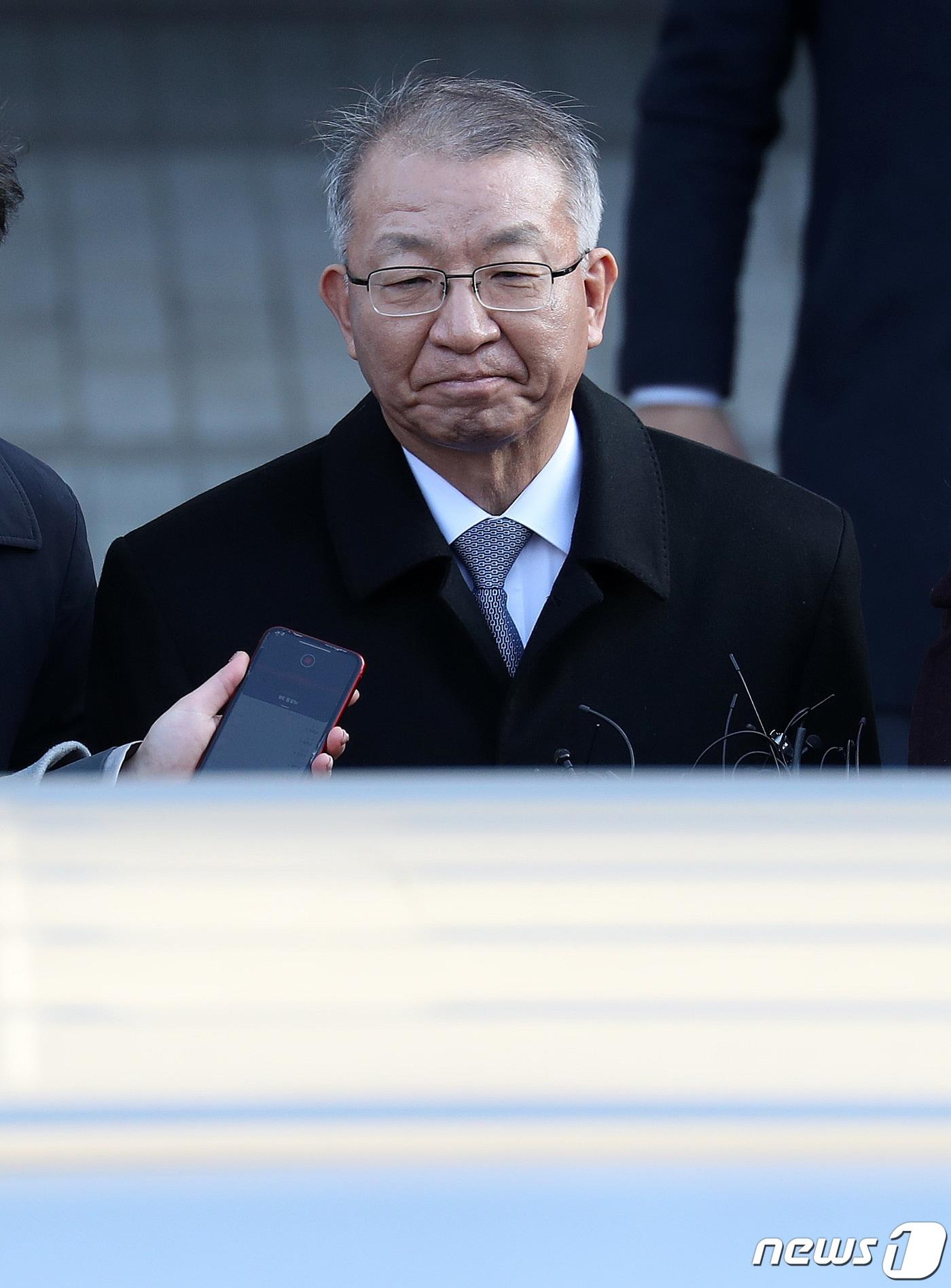 본문 이미지 - 사법농단 의혹 정점으로 지목된 양승태 전 대법원장이 지난달 23일 오후 서울 서초구 서울중앙지방법원에서 열리는 구속 전 피의자심문(영장실질심사)을 마친 후 법정을 나서고 있다. 2019.1.23/뉴스1 ⓒ News1 박세연 기자