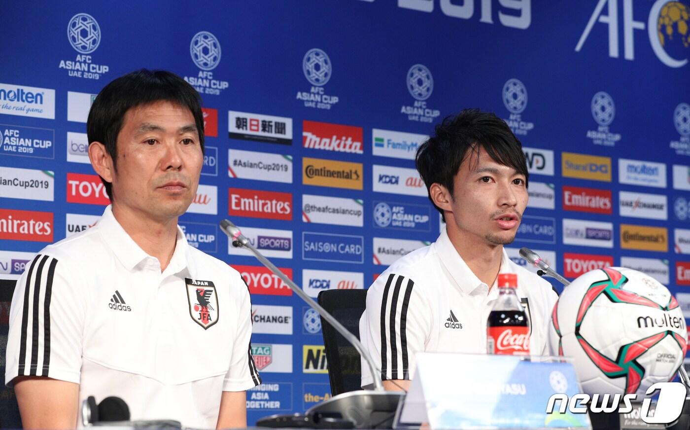 일본 축구대표팀 모리야스 하지메 감독과 시바사키 가쿠가 아시안컵 8강전 베트남과의 경기를 하루 앞둔 23일 오후(현지시간) 아랍에미리트연합(UAE) 두바이 알 막툼 스타디움에서 기자회견을 하고 있다. 2019.1.23/뉴스1 ⓒ News1 신웅수 기자