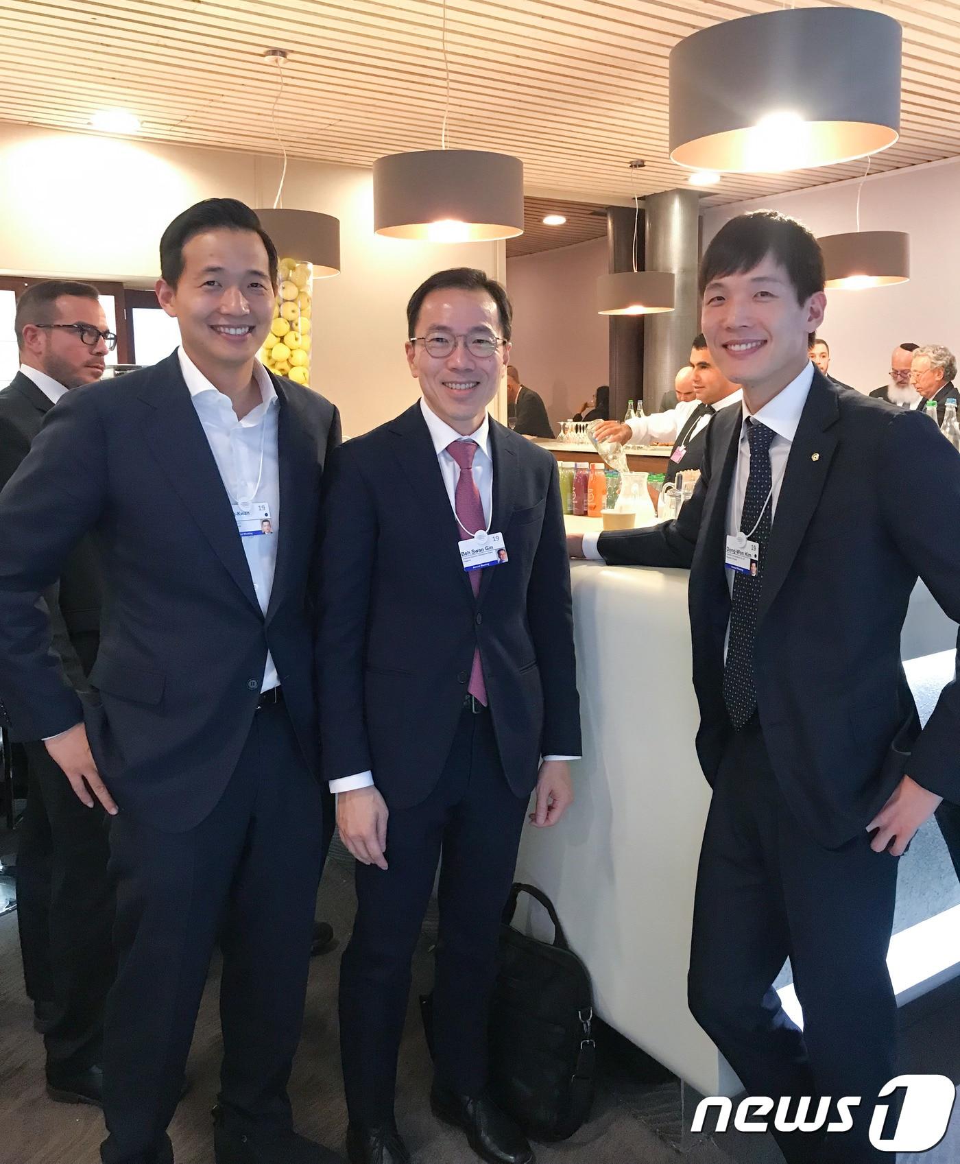 본문 이미지 - 김동관 한화큐셀 전무(왼쪽)와 김동원 한화생명 상무(오른쪽)가 23일(현지시각) 다보스에서 싱가포르 경제개발청(Singapore Economic Development Board)의 배 스완 진(Beh Swan Gin, 가운데) 회장과 미팅을 갖고 지속가능한 성장을 창출해야 하는 기업의 사명에 대해 이야기를 나눴다.ⓒ 뉴스1