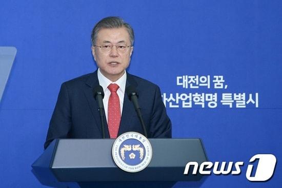 본문 이미지 - 문재인 대통령이 24일 오전 대전시청을 방문, 연설을 하고 있다. (사진=대전시) '대전의 ⓒ 뉴스1