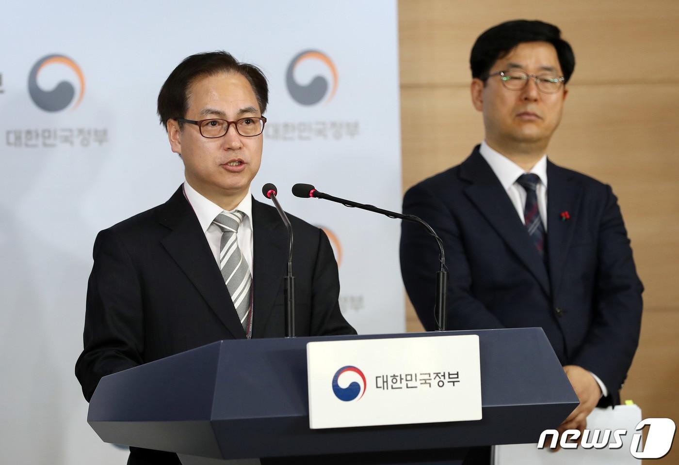 김재영 방송통신위원회 이용자 정책국장이 지난 1월24일 오후 서울 세종대로 정부서울청사에서 브리핑을 갖고 불법음란물 유통 근절을 위한 웹하드 카르텔 방지 대책을 발표하고 있다.  2019.1.24/뉴스1 ⓒ News1 박세연 기자