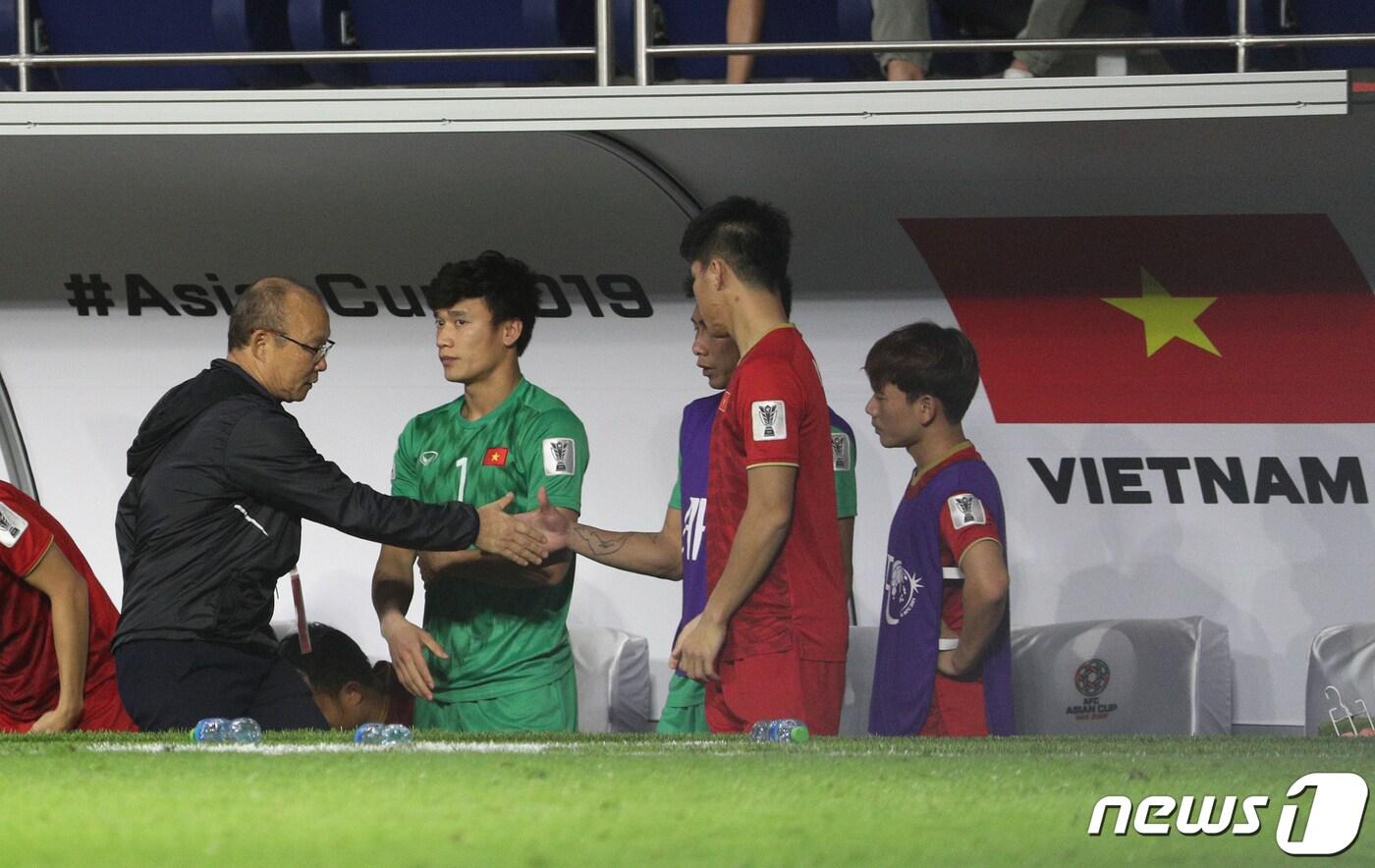 본문 이미지 - 박항서 베트남 축구대표팀 감독이 24일 오후 (현지시간) 아랍에미리트연합(UAE) 두바이 알막툼 스타디움에서 열린 2019 아시아축구연맹(AFC) 아시안컵 8강 베트남과 일본의 경기에서 1대 0으로 패한 후 선수들과 인사하고 있다. 2019.1.24/뉴스1 ⓒ News1 신웅수 기자