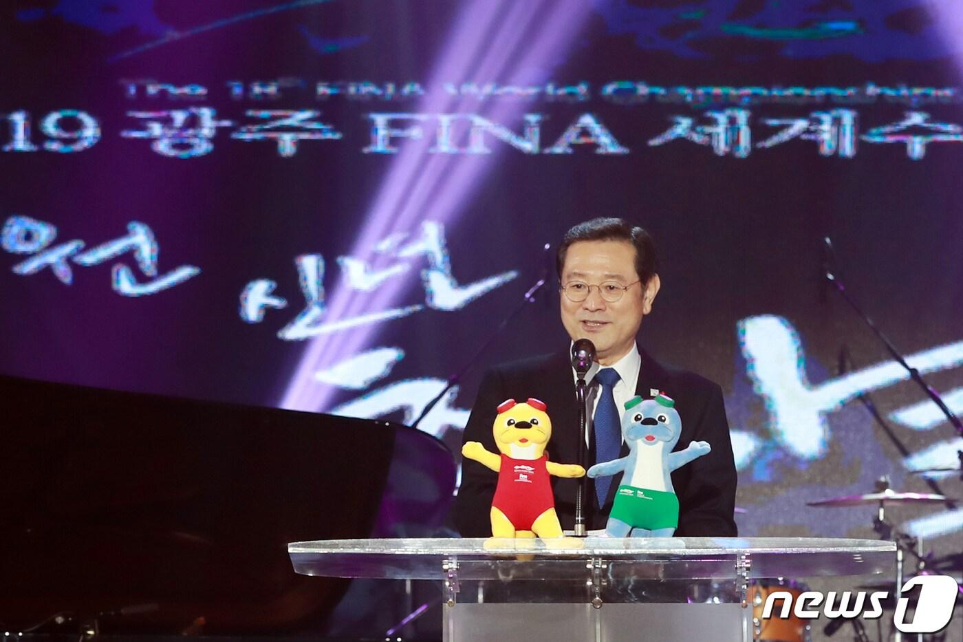 본문 이미지 - 이용섭 광주시장이 25일 광주 동구 국립아시아문화전당 예술극장에서 열린 2019광주FINA수영선수권대회 성공 기원 신년콘서트에 참석해 인사말하고 있다.(광주세계수영선수권대회 조직위 제공) 2019.1.25/뉴스1 ⓒ News1 