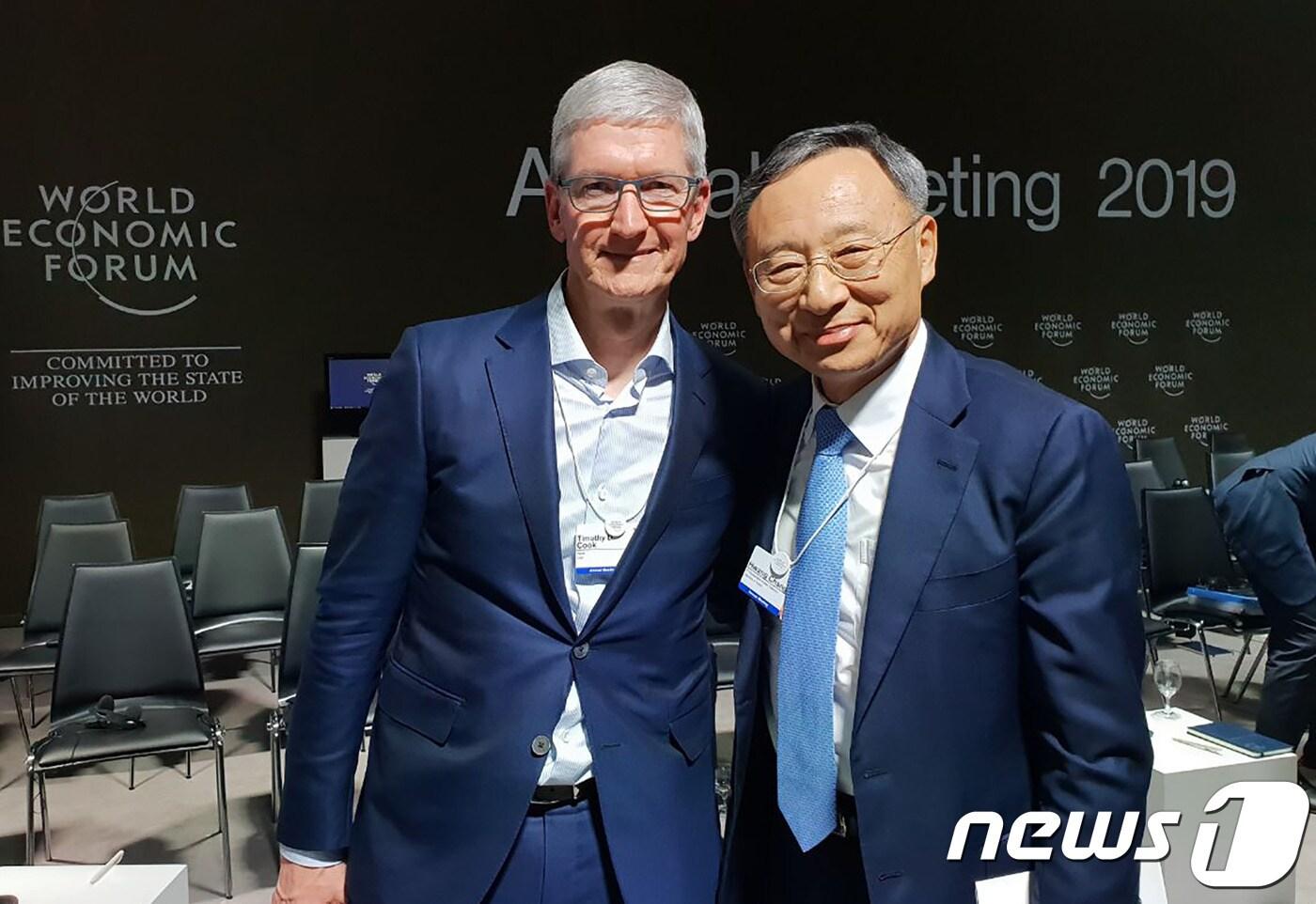 22일(이하 현지시간) 스위스 다보스포럼 IBC 윈터미팅에서 만난 KT 황창규(오른쪽) 회장과 팀 쿡(Tim Cook) 애플 CEO가 기념촬영을 하고 있다.(kt 제공)ⓒ 뉴스1