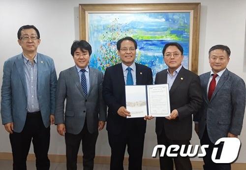본문 이미지 - 좌측에서 3번째부터 한남대 이덕훈 총장, 박도봉 회장.   ⓒ 뉴스1