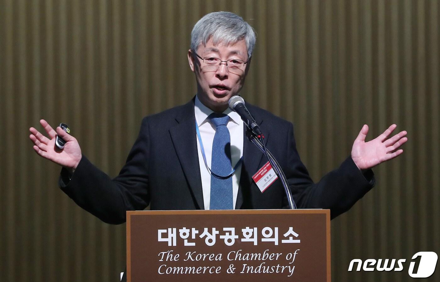 본문 이미지 - 김현철 신남방정책특위 위원장이 28일 오전 서울 중구 남대문로 대한상공회의소 국제회의장에서 열린 대한상의 CEO 조찬간담회에서 2019년도 신남방정책특위 주요 추진정책을 주제로 기조연설을 하고 있다. 2019.1.28/뉴스1 ⓒ News1 박정호 기자