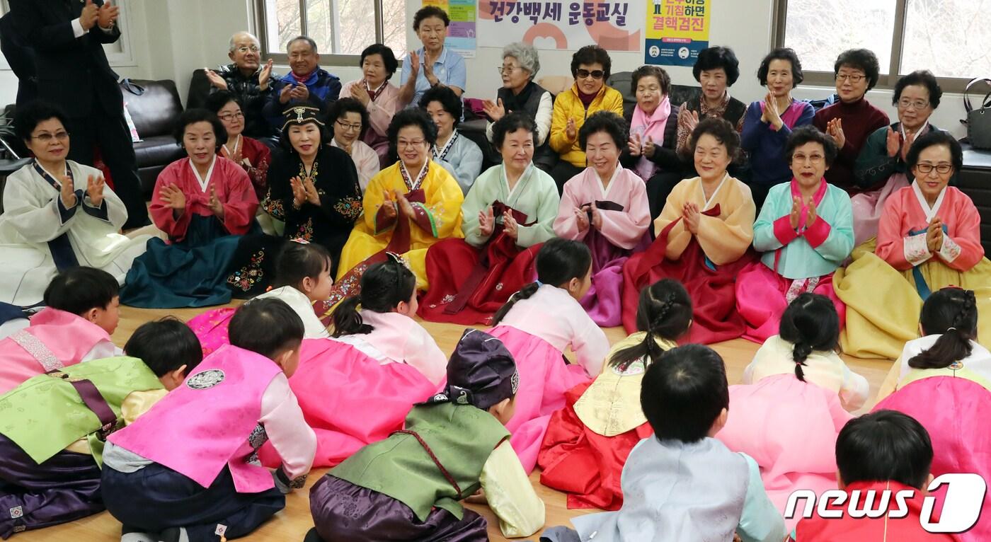 본문 이미지 - 설을 앞두고 28일 한복을 곱게 차려입은 어린이들이 서울 송파구 잠실동 경로당에서 합동세배를 하고 있다. 이날 부리도 어린이집 원생들은 어르신들에게 세배후 재롱잔치를 펼쳤다.2019.1.28/뉴스1 ⓒ News1 이종덕 기자