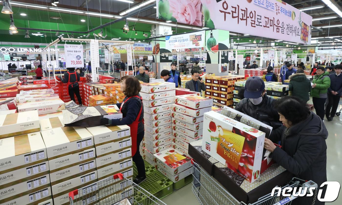 본문 이미지 -  서울 서초구 농협하나로마트 양재점에서 고객들이 설 선물세트를 고르고 있다./뉴스1 ⓒ News1 허경 기자