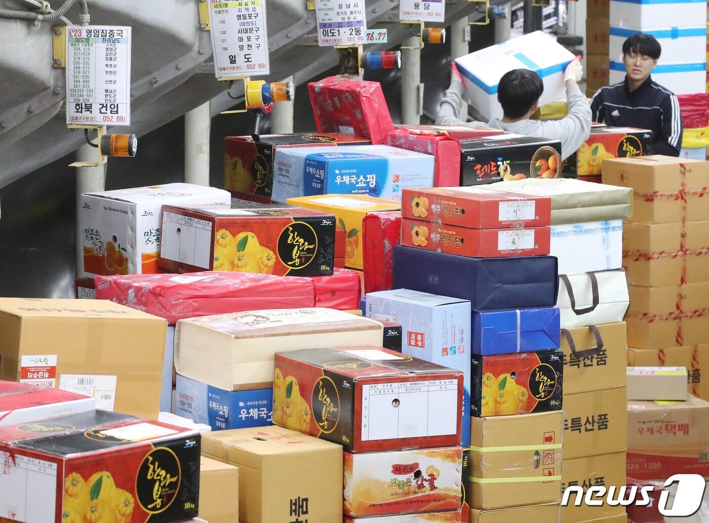 본문 이미지 - 제주우편집중국에서 쌓인 택배 (자료)ⓒ News1 