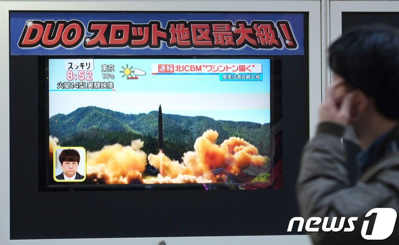 일본 뉴스에 방송된 북한 대륙간 탄도미사일(ICBM) 발사 장면. ⓒ AFP=뉴스1