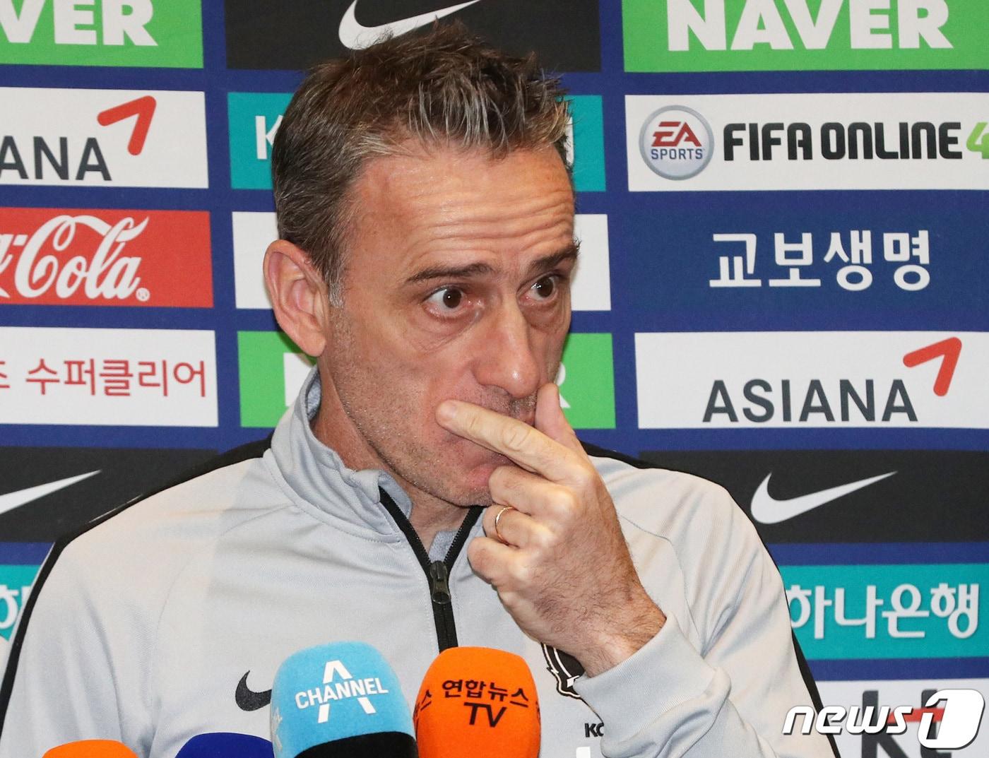 본문 이미지 - 파울루 벤투 대한민국 축구대표팀 감독이 28일 오후 아시안컵 일정을 마치고 인천국제공항을 통해 귀국해 취재진 질문을 듣고 있다. 축구대표팀은 8강에서 카타르에게 1대 0으로 패하며 59년만의 우승 도전에 실패했다. 2019.1.28/뉴스1 ⓒ News1 오장환 기자