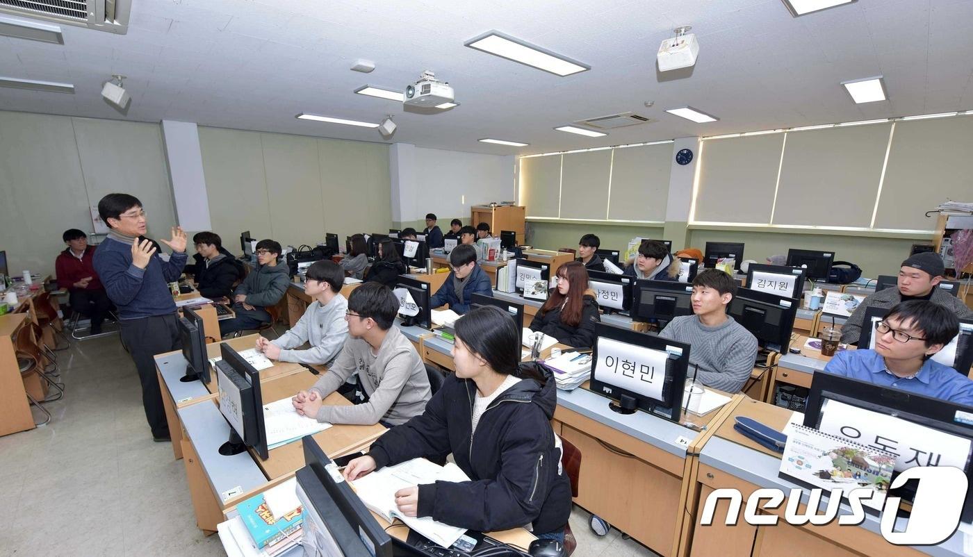본문 이미지 - 영진전문대 ISFnet협약반 학생들이 수업을 듣고 있다. 1기 졸업 예정자 21명 전원이 일본 네트워크 전문기업인 ISFnet 취업에 성공했다.(영진전문대 제공)ⓒ 뉴스1