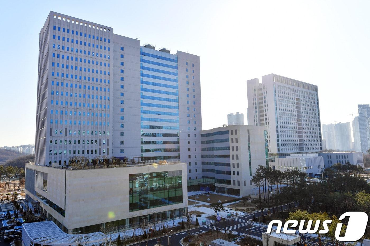 본문 이미지 - 수원고등법원(왼쪽)과 고등검찰청. ⓒ 뉴스1