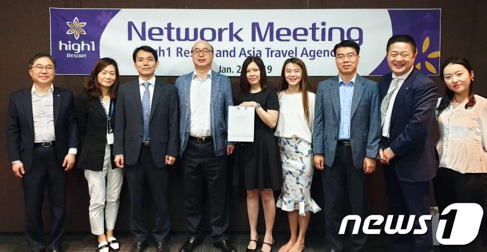 본문 이미지 - 문태곤 강원랜드 대표이사(왼쪽 네 번째)를 비롯한 관계자들이 지난 28일 하이원리조트 싱가포르 지사에서 해외고객 유치를 위한 세일즈 논의를 갖은 뒤 기념촬영을 하고 있다. (강원랜드 제공) 2019.1.29/뉴스1 ⓒ News1 