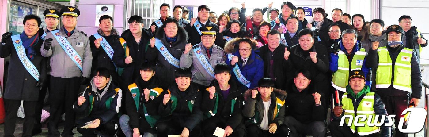본문 이미지 - 29일 오후 서울서부경찰서가 서울 대림시장 등에서 범죄 예방을 위한 합동순찰을 한 뒤 기념촬영을 하고 있다. (서울서부서 제공) 2019.1.29/뉴스1