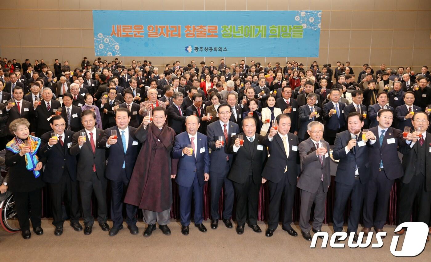 본문 이미지 - 3일 오전 광주 김대중컨벤션센터 4층 컨벤션홀에서 열린 광주상공회의소 신년인사회에 참석한 광주·전남지역 주요인사들이 '지역발전' 등을 외치며 건배를 하고 있다.2019.1.3/뉴스1 ⓒ News1 황희규 기자