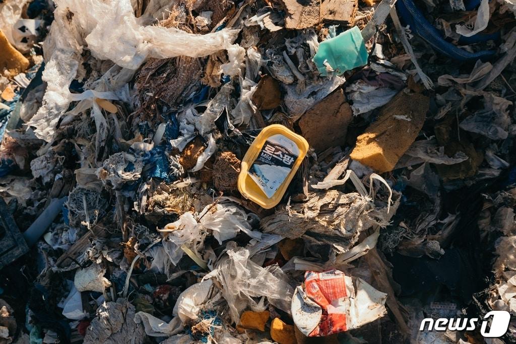 본문 이미지 - 필리핀 미사미스 오리엔탈주 타고로안 시내 4만5000평방 미터 규모의 쓰레기 하치장에는 플라스틱 용기, 그물망 등 갖가지 폐플라스틱이 생활 쓰레기와 섞여 방치돼 있다.(t사진 그린피스 제공)ⓒ News1
