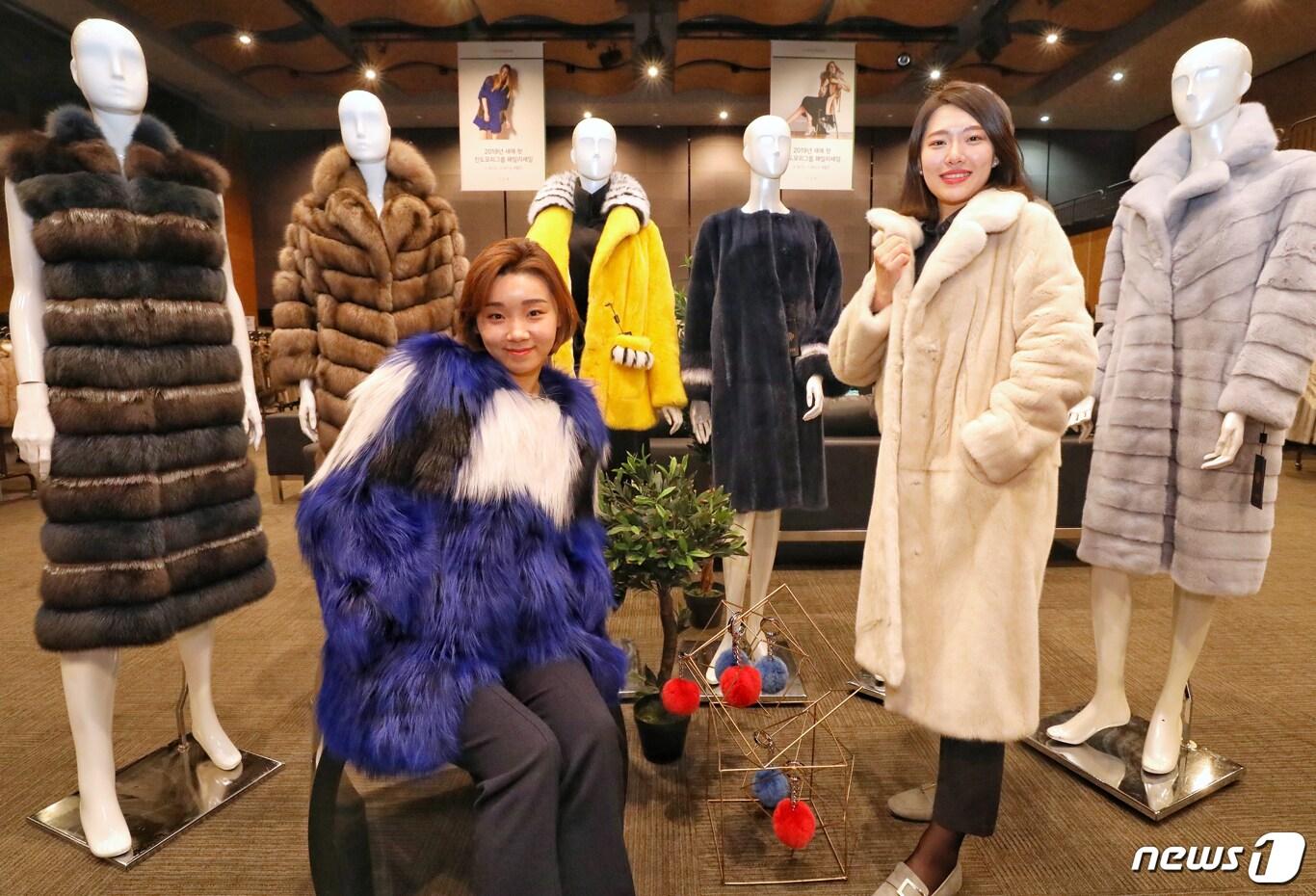 본문 이미지 - 지난 3일  강남구 현대백화점 무역센터점에서 열린 '진도모피그룹 패밀리 세일'에서 직원들이 다양한 모피 상품들을 소개하고 있다. (현대백화점 제공) 2019.1.3/뉴스1