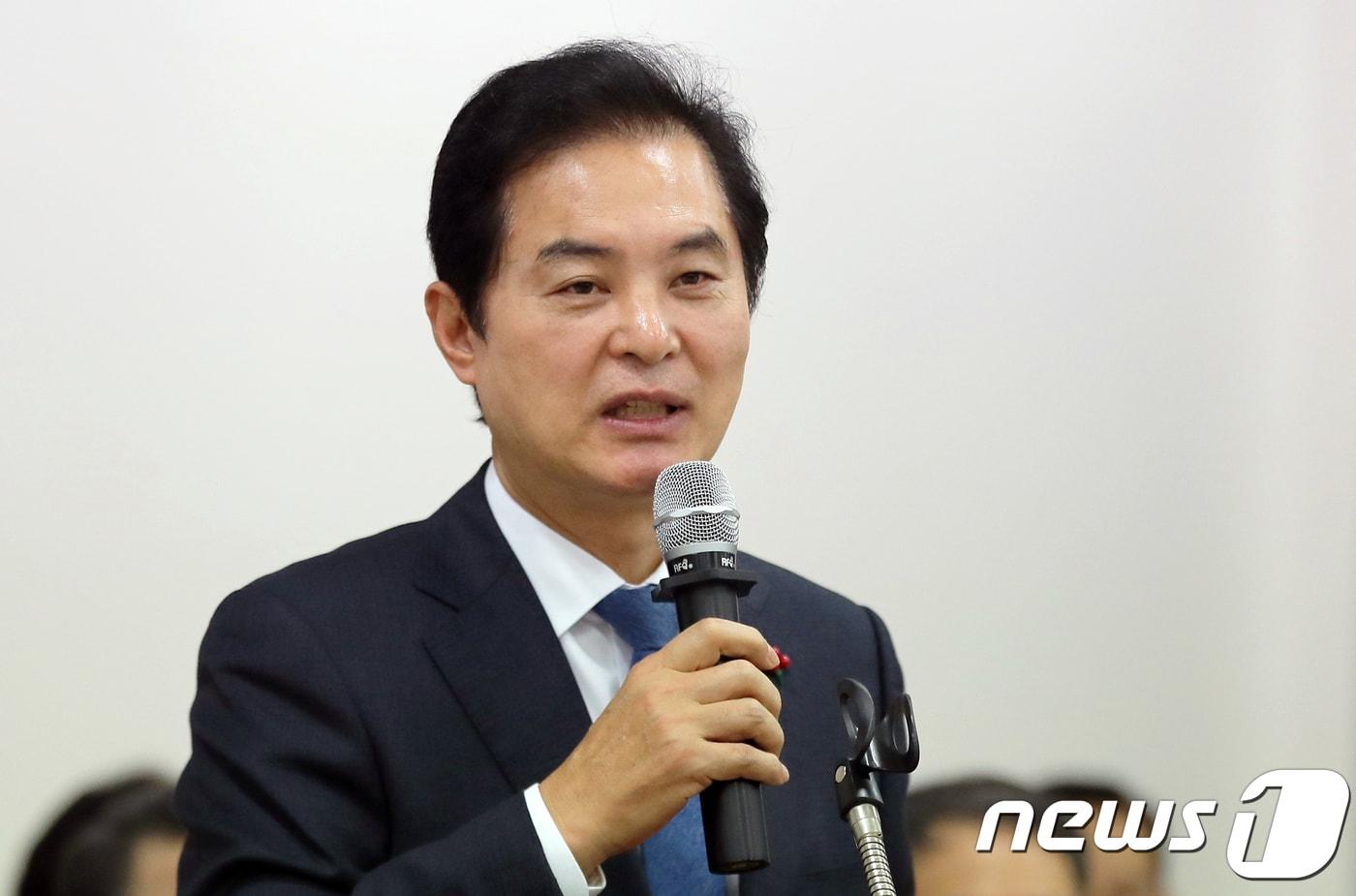 본문 이미지 - 류영진 식품의약안전처장이 3일 오후 서울 서초구 대한약사회에서 열린 '2019년도 약계 신년교례회'에서 축사를 하고 있다. 2019.1.3/뉴스1 ⓒ News1 구윤성 기자