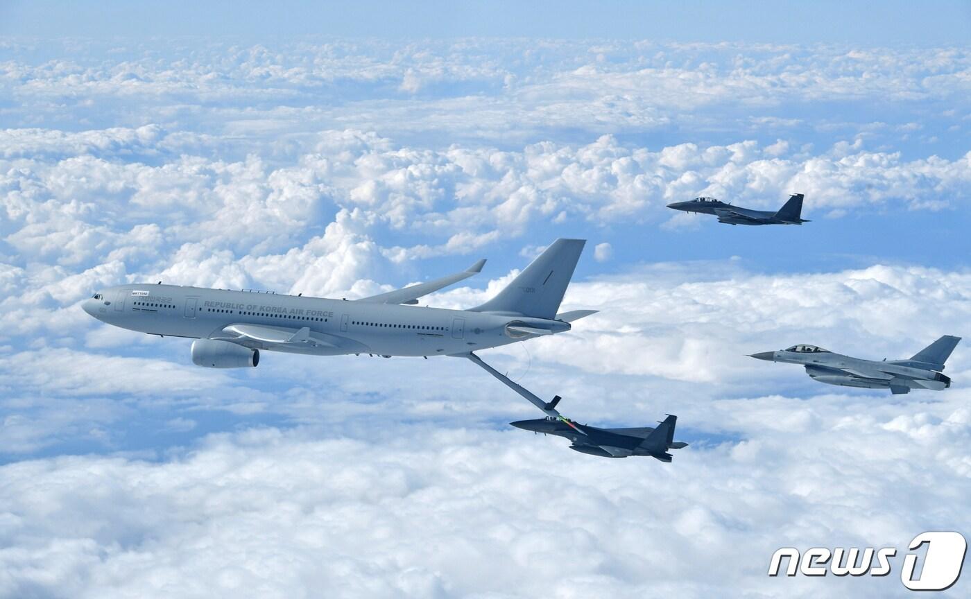 본문 이미지 - KC-330 공중급유기가 공군의 주력 KF-16 전투기에 공중급유를 실시하고 있는 모습. (공군 제공)  /뉴스1DB