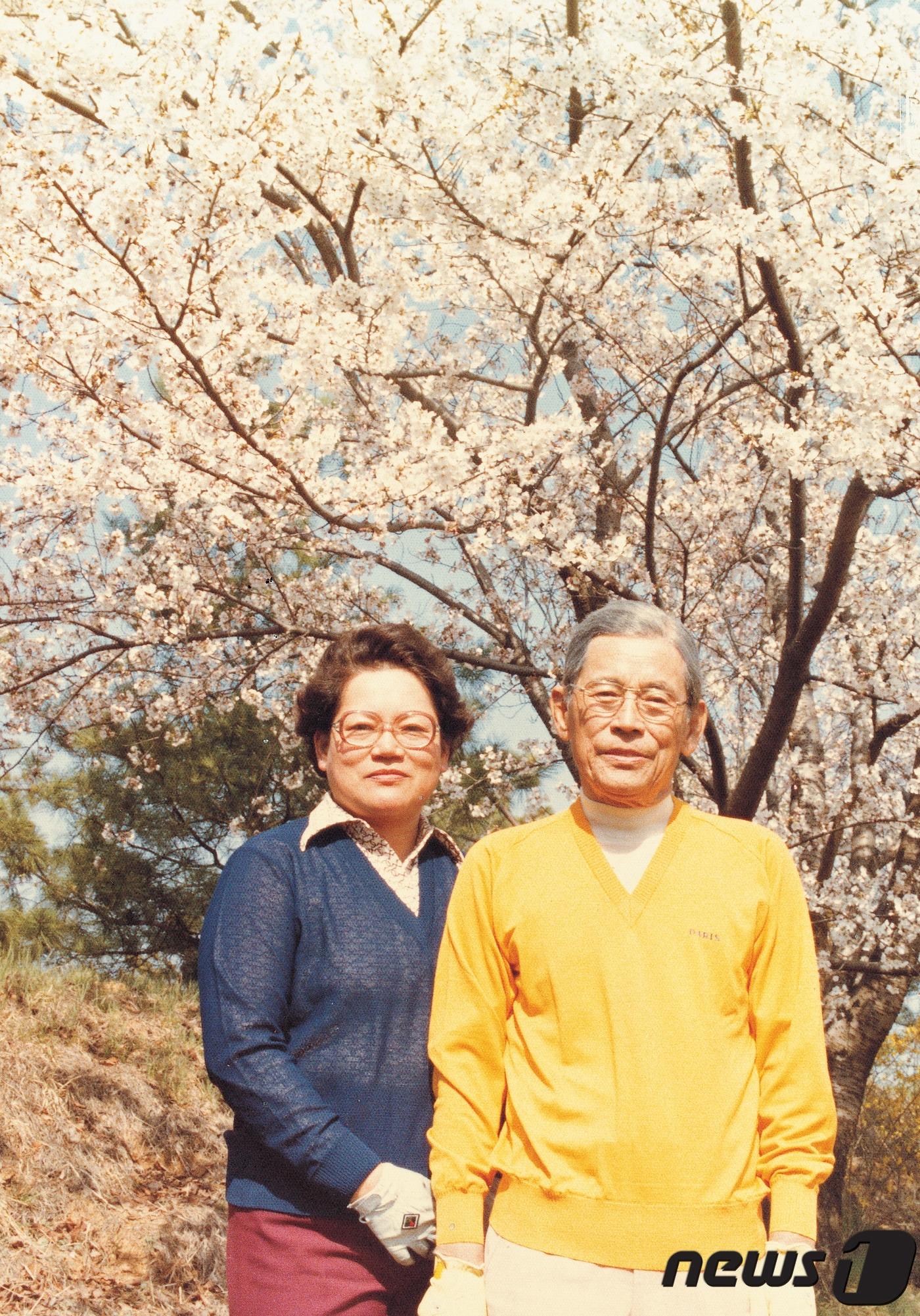 본문 이미지 - 이병철 삼성그룹 선대회장과 이인희 고문.ⓒ 뉴스1