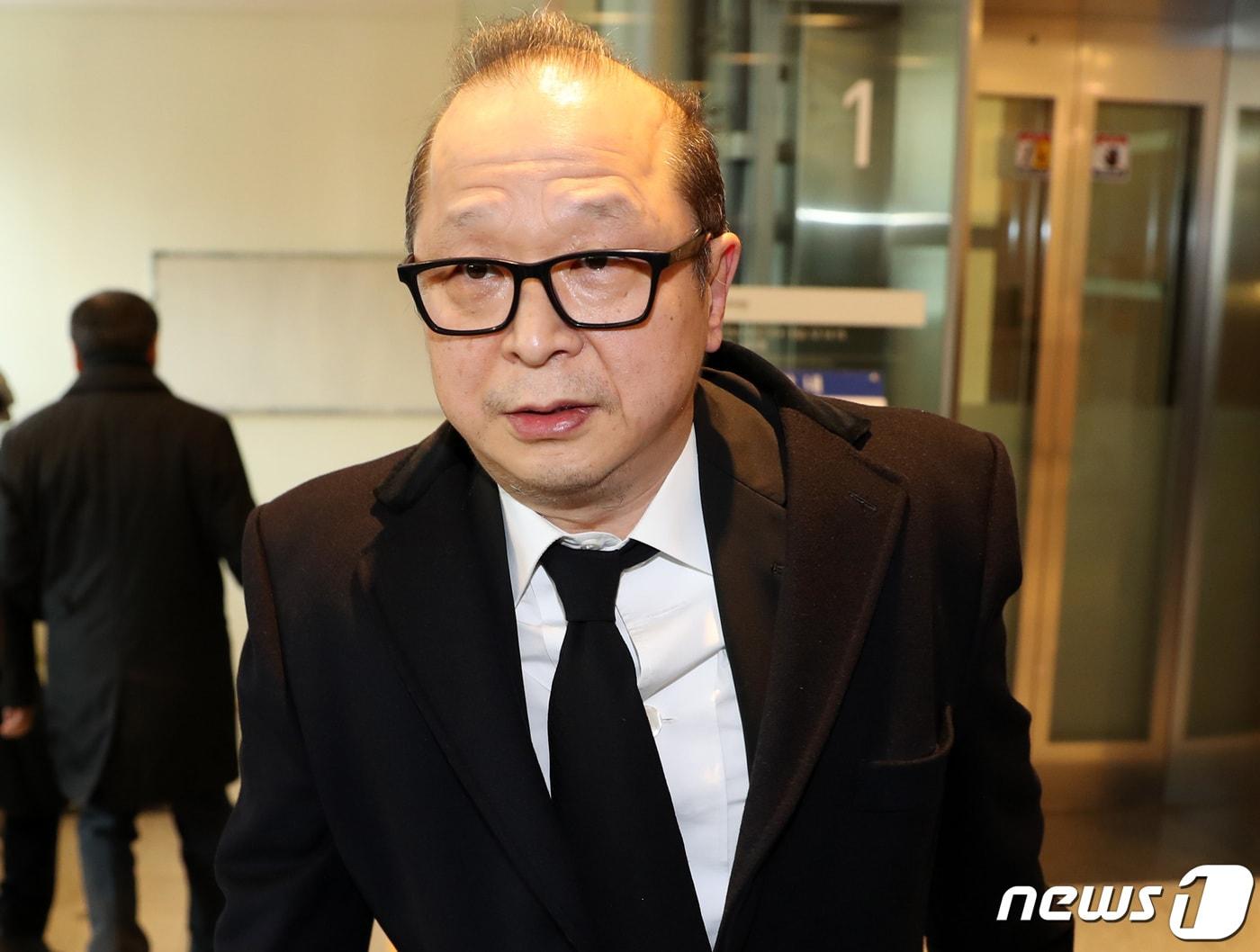 본문 이미지 - 이재환 CJ파워캐스트대표가 30일 고 이인희 한솔그룹 고문의 빈소를 찾아 조문한 후 삼성서울병원 장례식장을 나서고 있다. 이 고문은 고 이병철 삼성그룹 창업주 장녀이자 이건희 삼성전자 회장의 누나다. 국내 대표적인 여성 경영인으로 꼽히는 그는 삼성그룹에서 독립해 오늘날의 한솔그룹을 일궜다.2019.1.30/뉴스1 ⓒ News1 이종덕 기자