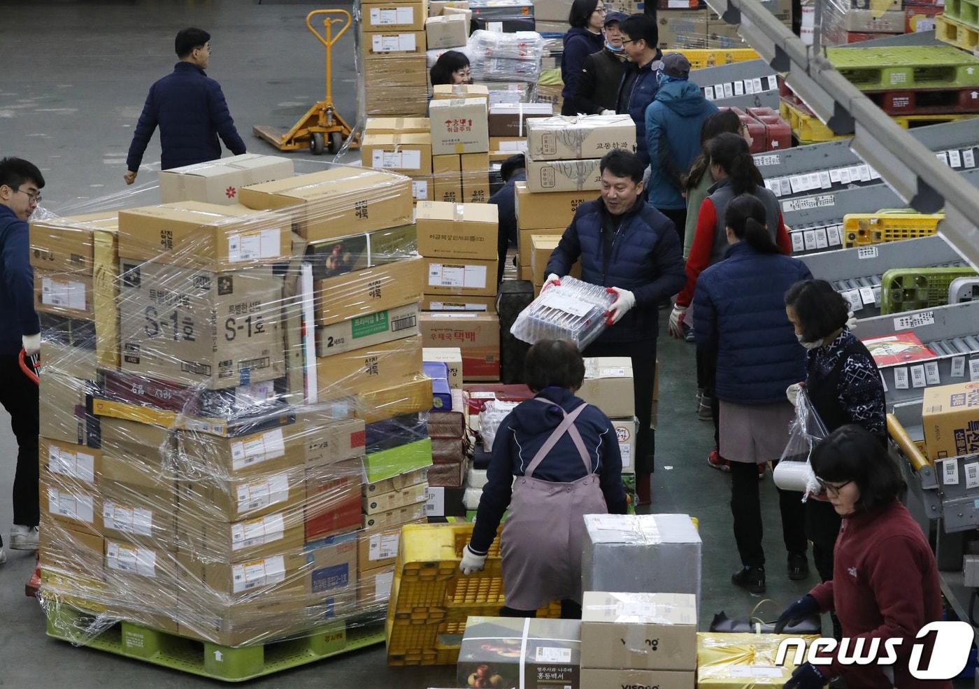 본문 이미지 - 부산 강서구 부산우편집중국에서 직원들이 설 우편물을 분류하고 있다.  ⓒ News1 여주연 기자
