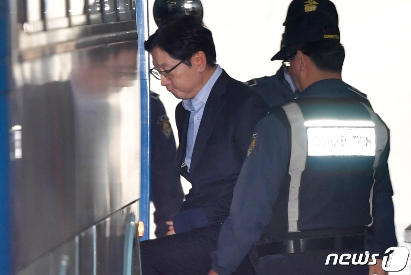 본문 이미지 - '드루킹' 김모씨 일당에게 포털사이트 댓글 조작을 지시한 혐의로 재판에 넘겨진 김경수 경남지사가 30일 오후 서울 서초동 서울중앙지법에서 열린 1심 에서 법정구속된 뒤 호송차로 이동하고 있다.2019.1.30/뉴스1 ⓒ News1 허경 기자
