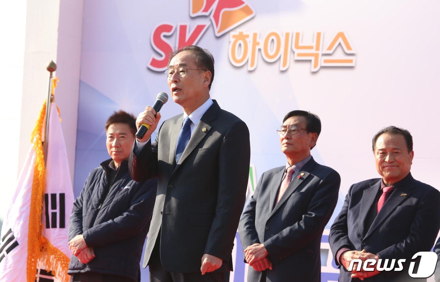 본문 이미지 - 장세용 구미시장이 30일 오후 경북 구미 국가5산업단지에서 열린 하이닉스 구미유치의 열망을 모으기 위한 '희망 2019! 대구·경북 시도민 상생경제 한마음축제'에서 인사말을 하고 있다. 2019.1.30/뉴스1 ⓒ News1 정우용 기자
