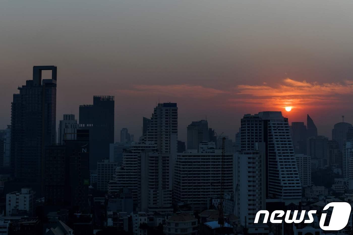 본문 이미지 - 독성 스모그로 뿌연 태국 방콕 시내ⓒ AFP=뉴스1