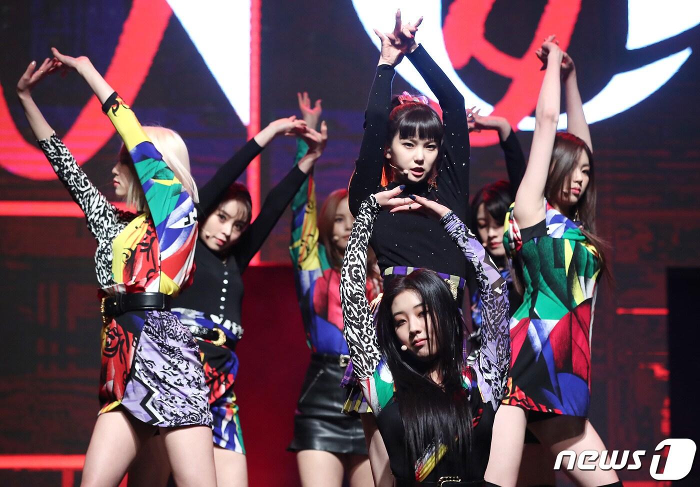 본문 이미지 - 씨엘씨(CLC)가 30일 오후 서울 한남동 블루스퀘어에서 열린 여덟 번째 미니앨범 '노원(No.1)' 쇼케이스에 참석해 신곡을 선보이고 있다. 이번 앨범에는 타이틀 곡 ‘노(No)’를 비롯해 ‘쇼(Show)’, ‘브레이크다운(Breakdown), ’라이크 잇(Like It)’, ‘아이 니드 유(I Need U)’가 수록돼 있다. 2019.1.30/뉴스1 ⓒ News1 권현진 기자