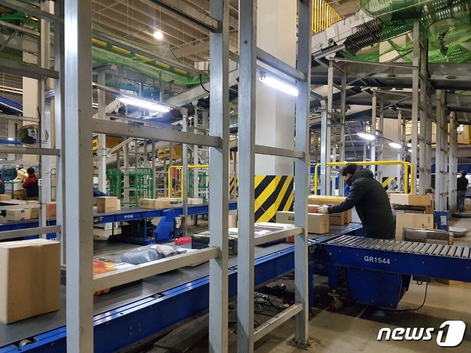 본문 이미지 - 30일 서울 송파구 문정동 서울동남권물류단지에서 한 작업자가 비규격 상품을 수작업으로 분류하고 있다. ⓒ 뉴스1/정혜민 기자