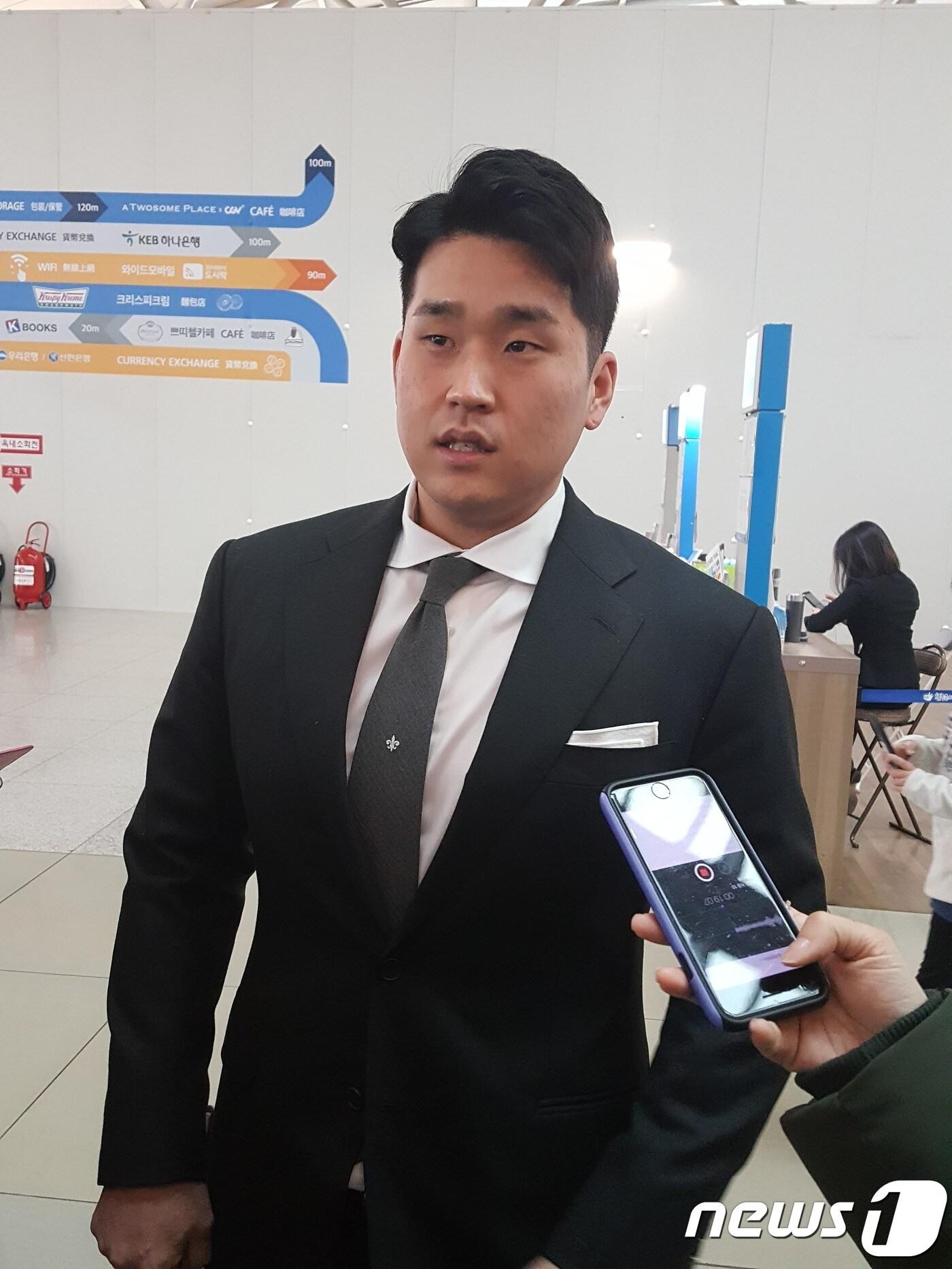 본문 이미지 - LG 트윈스 유강남이 30일 인천공항에서 스프링캠프 출국을 앞두고 인터뷰하고 있다. ⓒ 뉴스1