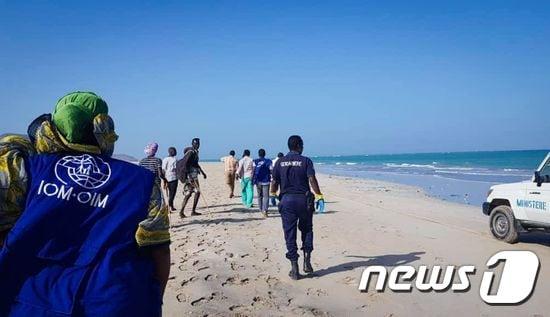 본문 이미지 - 30일(현지시간)동아프리카 지부티 연안에서 발생한 선박 2척의 침몰 사고의 생존자 수색작업이 벌어지고 있다. ⓒ AFP=뉴스1