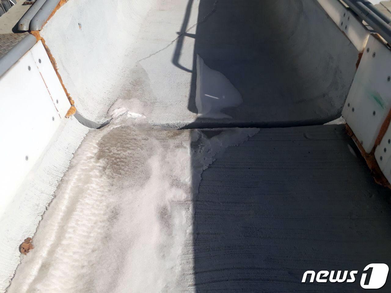 본문 이미지 - 지난 1월 2018평창동계올림픽을 치른 강원 평창군 알펜시아 슬라이딩센터 트랙에 얼음이 녹아 시멘트가 드러나 틈이 보이고 있다. /뉴스1 ⓒ News1 홍성우 기자