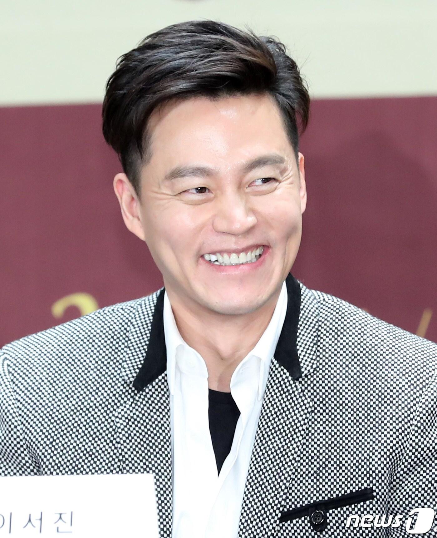 본문 이미지 - 배우 이서진이 31일 오후 서울 강남구 역삼동 르메르디앙 서울 호텔 LL에서 열린 OCN 드라마틱 시네마 '트랩'(연출 박신우, 극본 남상욱) 제작발표회에 참석해 미소를 짓고 있다. ‘트랩’은 알 수 없는 덫에 걸린 국민 앵커 강우현(이서진 분)의 충격적인 전말을 그린 하드보일드 추적 스릴러 드라마이다. 2019.1.31/뉴스1 ⓒ News1 권현진 기자