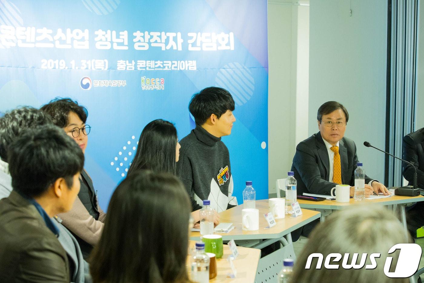 본문 이미지 - 도종환 문화체육관광부 장관이 콘텐츠산업의 미래를 논의하고자 31일 충남 천안시 동남구 콘텐츠코리아랩을 방문해 청년 콘텐츠 창작자들을 만났다. 2019.1.31/뉴스1 ⓒ 뉴스1